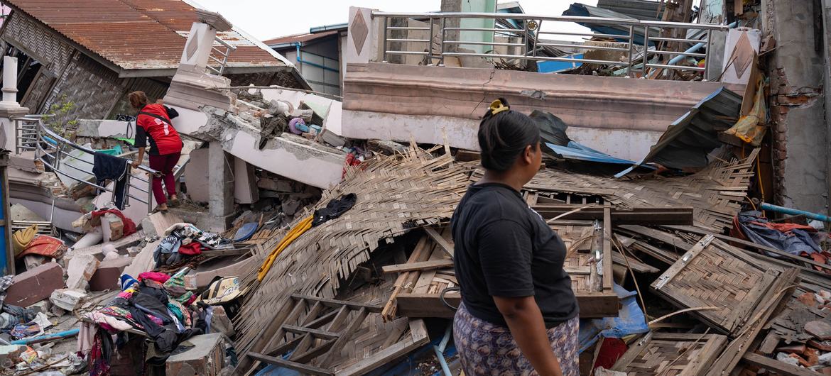 Seorang wanita di Mandalay, Myanmar, melihat kehancuran yang disebabkan oleh gempa bumi. Seorang wanita di Mandalay, Myanmar, melihat kehancuran yang disebabkan oleh gempa bumi.