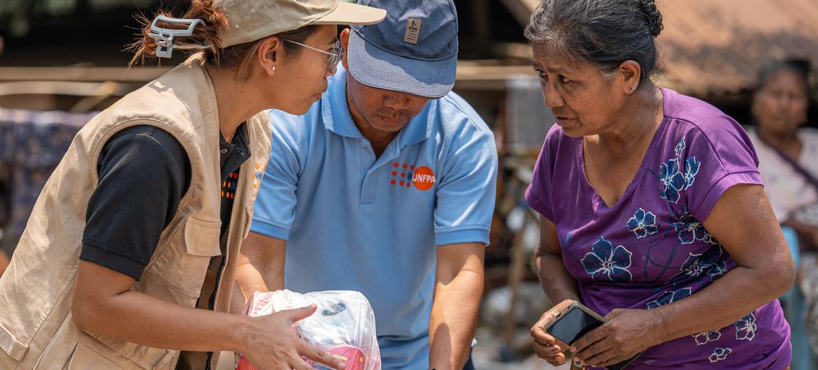 Seorang wanita yang terkena dampak gempa menerima barang-barang bantuan termasuk perlengkapan martabat UNFPA selama distribusi bersama PBB di Sagaing, Myanmar. Seorang wanita yang terkena dampak gempa menerima barang-barang bantuan termasuk perlengkapan martabat UNFPA selama distribusi bersama PBB di Sagaing, Myanmar.