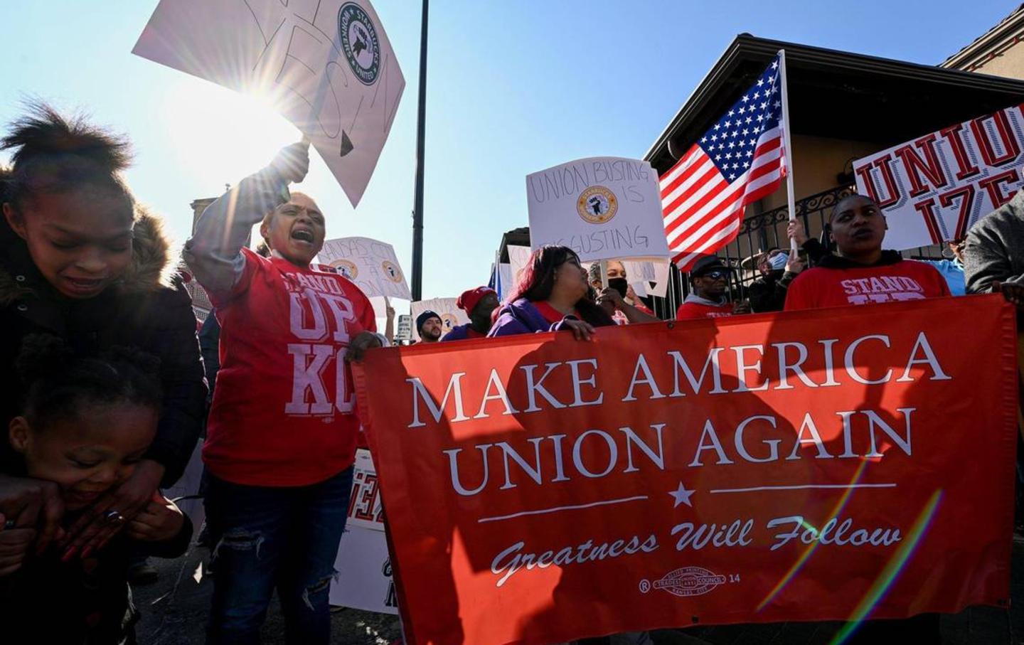 Puluhan karyawan Starbucks dan pendukung serikat pekerja memprotes dugaan taktik anti-serikat oleh perusahaan di luar Starbucks Kansas City pada 3 Maret 2022.