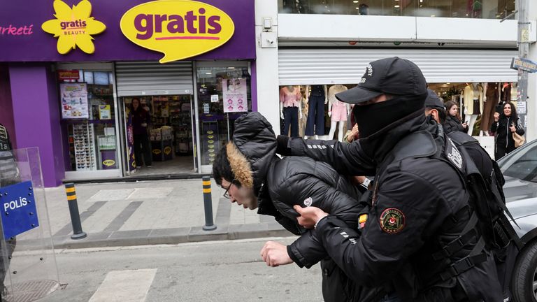 Anggota polisi menahan seorang demonstran, ketika orang-orang berusaha menentang larangan dan berbaris di Lapangan Taksim untuk merayakan May Day di Istanbul. Foto: Reuters