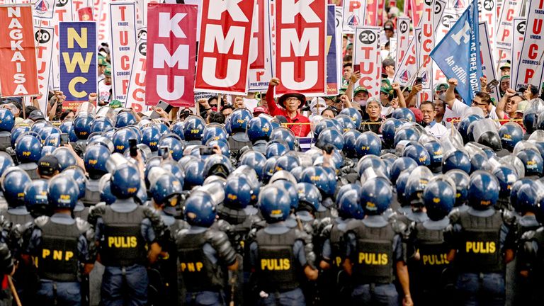 Para pengunjuk rasa bentrok dengan polisi selama demonstrasi Hari Buruh di Manila, Filipina. Foto: Reuters