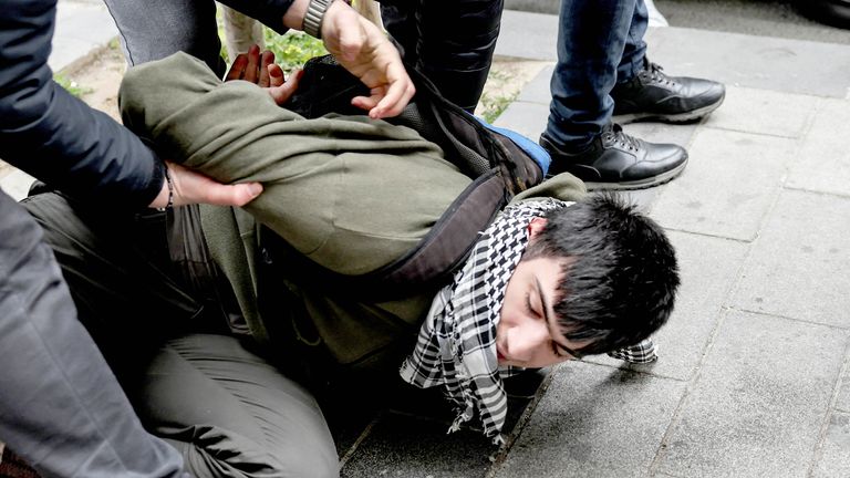 Polisi menahan seorang demonstran, ketika orang-orang berusaha menentang larangan dan berbaris di Lapangan Taksim untuk merayakan May Day di Istanbul, Turki 1 Mei 2025. REUTERS/Umit Bektas