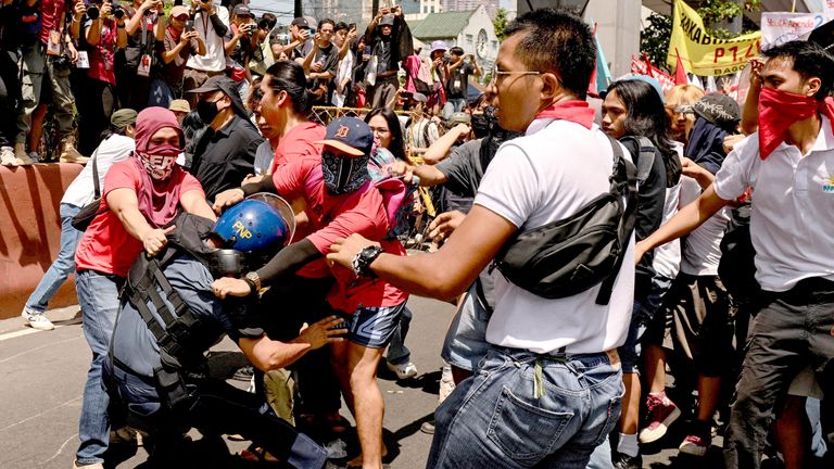 Para pengunjuk rasa bentrok dengan polisi selama demonstrasi Hari Labuor di Manila, Filipina 