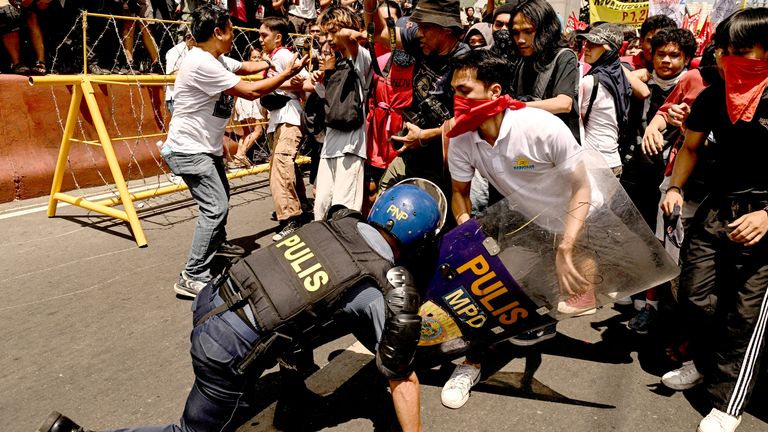 Para pengunjuk rasa bentrok dengan polisi selama demonstrasi Hari Buruh di Manila, Filipina. Foto: Reuters