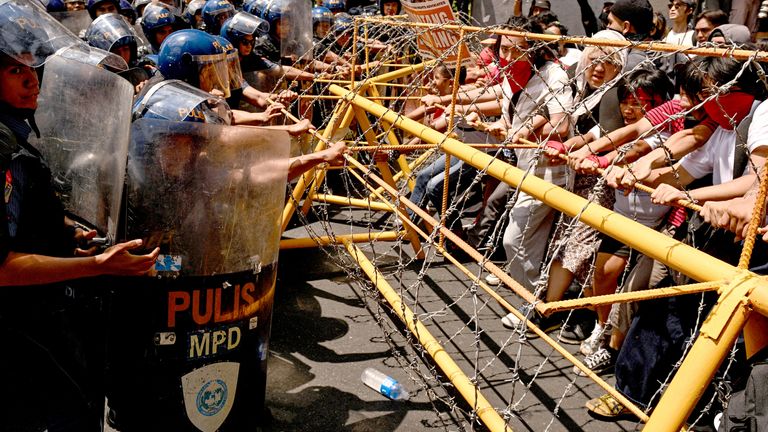 Para pengunjuk rasa bentrok dengan polisi selama demonstrasi Hari Buruh di Manila, Filipina. Foto: Reuters