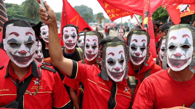 Buruh mengenakan topeng Joker saat mereka menghadiri protes selama demonstrasi May Day di Jakarta. Foto: Reuters