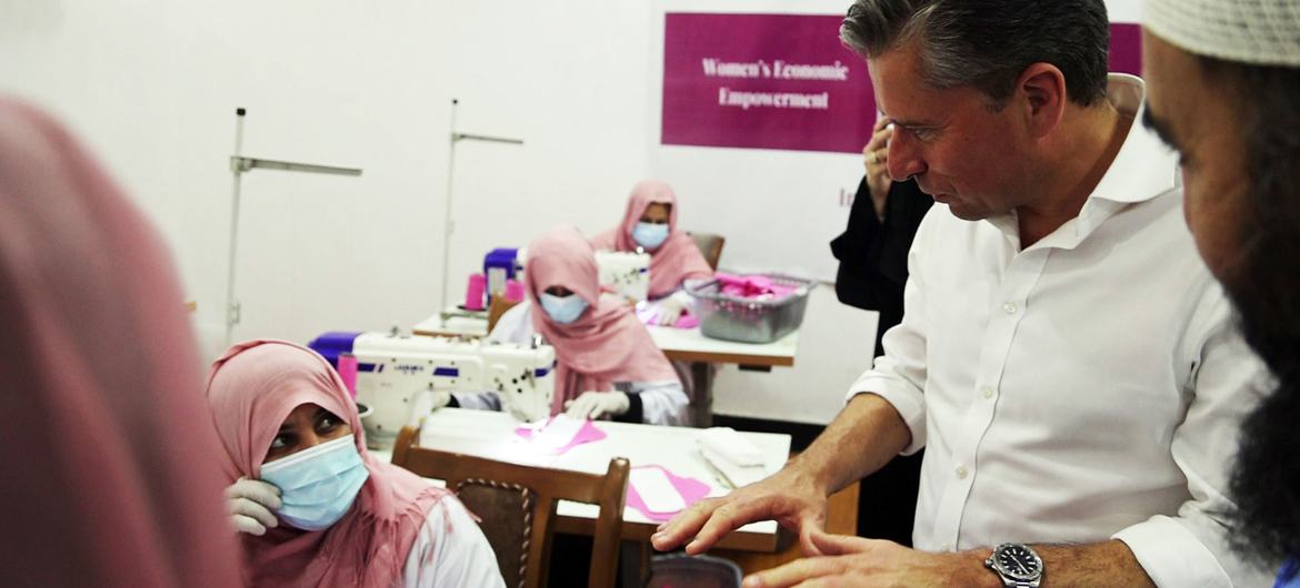 Tom Fletcher, kemanusiaan PBB bertemu perempuan di sebuah program pembangunan ekonomi di Afghanistan. Tom Fletcher, kemanusiaan PBB bertemu perempuan di sebuah program pembangunan ekonomi di Afghanistan.