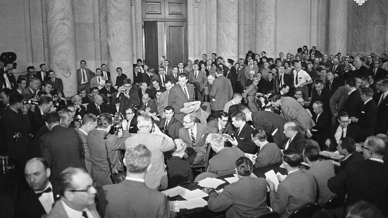 Penonton bermadati Ruang Kaukus besar di Gedung Kantor Senat Lama di Washington, 6 Maret 1962, untuk kesaksian Francis Gary Powers tentang penerbangan U2-nya di atas Uni Soviet yang berakhir dengan pesawat jatuh ke bumi dan Powers terjun payung ke tangan Rusia. Powers duduk di meja saksi. Pengacaranya, Larry Houston, dengan dasi bergaris, ada di sampingnya. (Foto AP)