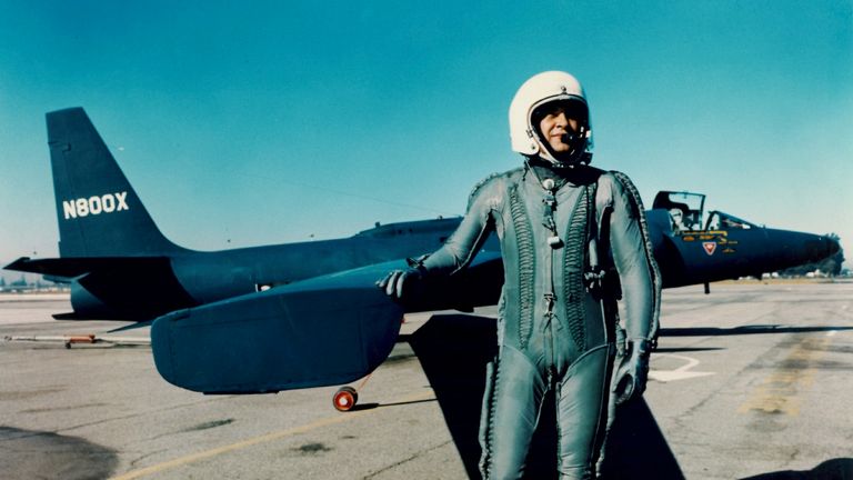 Pilot legendaris AS Francis Gary Powers berdiri di depan pesawat pengintai foto U-2. Powers dan Rudolf Ivanovich Abel dibebaskan dari hukuman penjara mereka karena spionase dan dipertukarkan secara diam-diam di perbatasan antara Berlin Barat dan Jerman Timur pada 10 Februari 1962. (Gary Powers, Jr. / Museum Perang Dingin melalui AP)