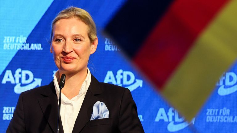 Kandidat Kanselir dan salah satu pemimpin partai sayap kanan Jerman Alternatif untuk Jerman (AfD), Alice Weidel bereaksi setelah jajak pendapat keluar untuk pemilihan umum 2025, di Berlin, Jerman, 23 Februari 2025. REUTERS/Wolfgang Rattay