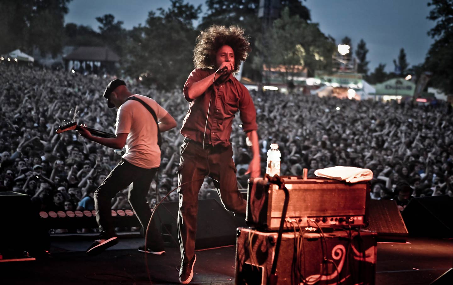 Tom Morello dan Zach de la Rocha dari Rage Against the Machine tampil sebagai bagian dari konser gratis di Finsbury Park pada tanggal 6 Juni 2010, di London, Inggris.