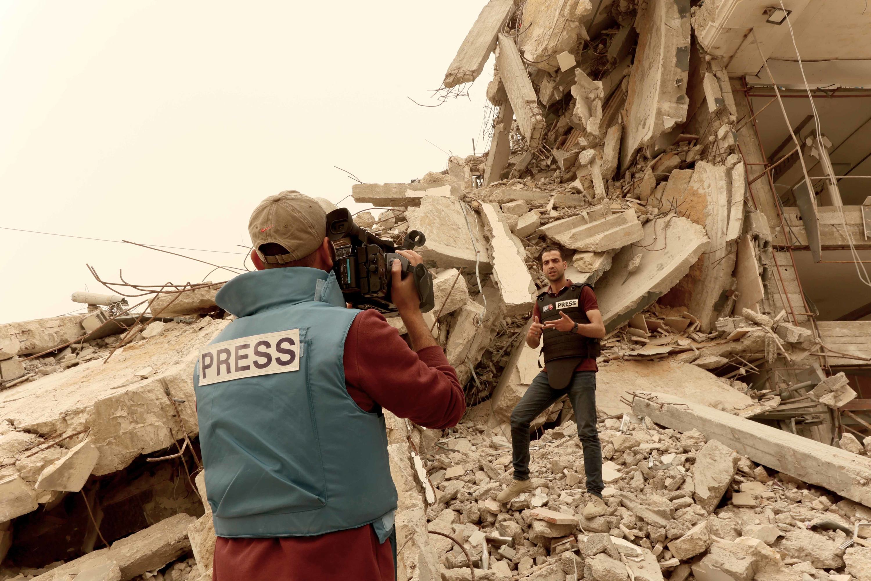 Jurnalis Palestina Mohammed Abu Namous dan rekannya meliput dampak perang di Gaza. Jurnalis Palestina Mohammed Abu Namous dan rekannya meliput dampak perang di Gaza.