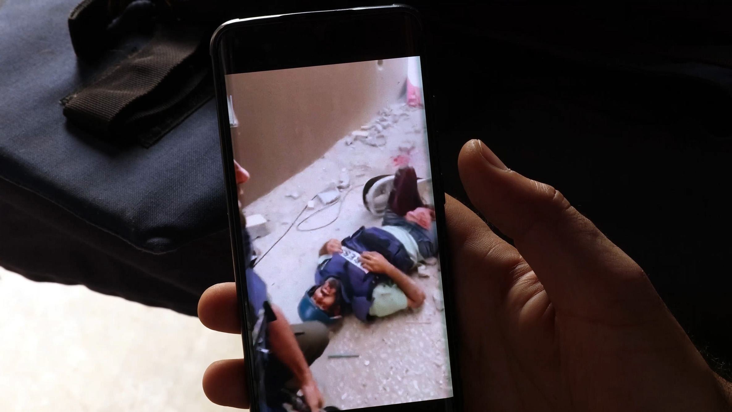 Sami Shehadeh melihat video saat dia terluka di Gaza pada April 2024. Sami Shehadeh melihat video saat dia terluka di Gaza pada April 2024.