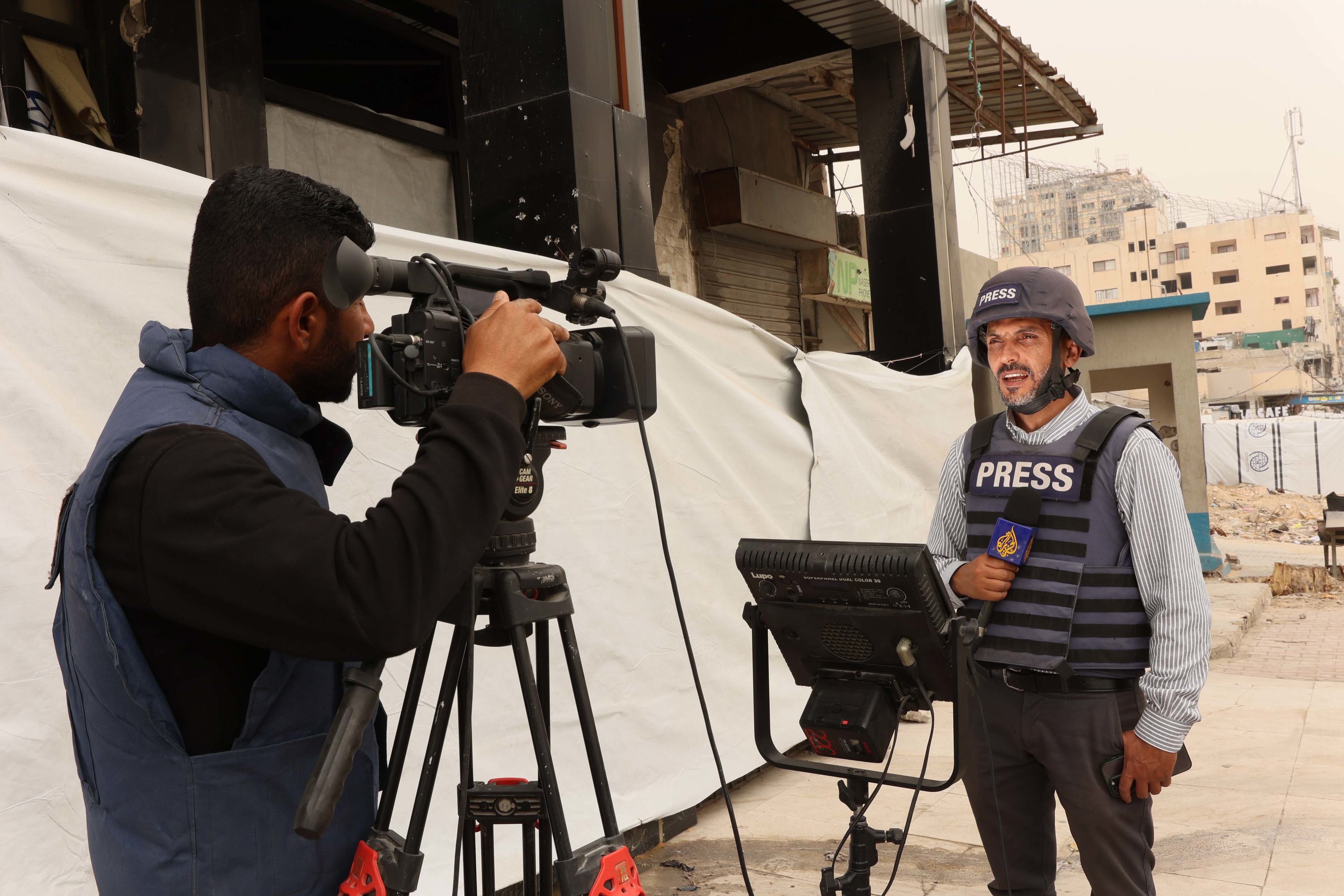 Jurnalis Palestina, Moamen Sharafi (kanan,) kehilangan beberapa anggota keluarga selama perang saat ini yang dimulai pada Oktober 2023. Jurnalis Palestina, Moamen Sharafi (kanan,) kehilangan beberapa anggota keluarga selama perang saat ini yang dimulai pada Oktober 2023.