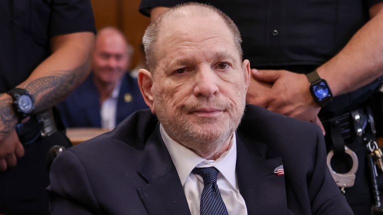 Harvey Weinstein muncul di pengadilan negara bagian di Manhattan untuk persidangan ulang pada hari Rabu, 30 April 2025 di New York.  (Sarah Yenesel/Foto Kolam Renang melalui AP) 