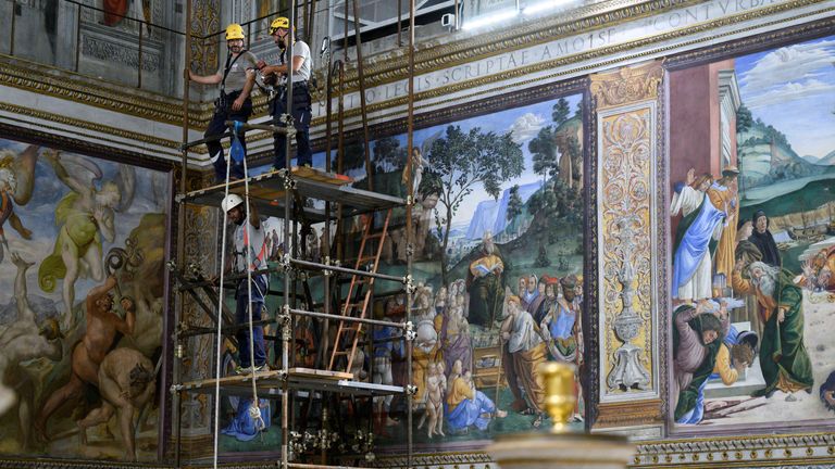 Perancah harus dipasang di kapel untuk memasang cerobong asap. Foto: Vatican Media/Reuters