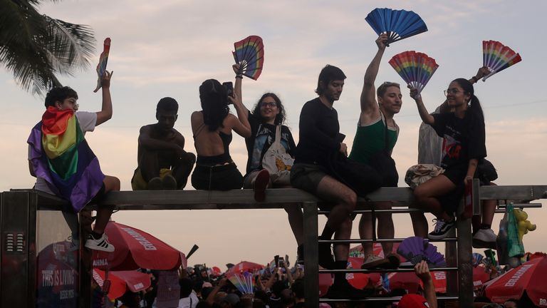 Penggemar menemukan tempat untuk menonton pertunjukan. Foto: AP