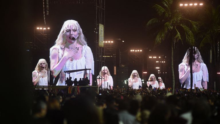 Orang-orang menghadiri konser terbuka Lady Gaga di pantai Copacabana di Rio de Janeiro, Brasil, 3 Mei 2025. REUTERS/Tita Barros
