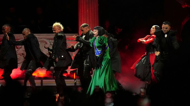 Lady Gaga, tengah, tampil selama konser gratisnya di Pantai Copacabana di Rio de Janeiro, Sabtu, 3 Mei 2025. (AP Photo/Silvia Izquierdo)