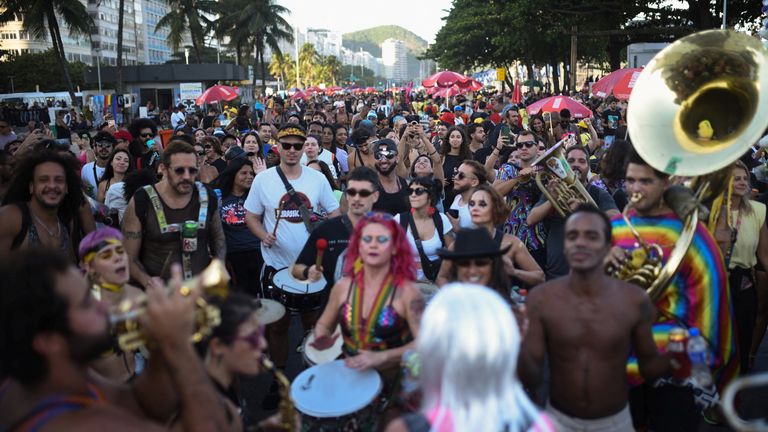 Penggemar berkumpul di pantai. Foto: Reuters