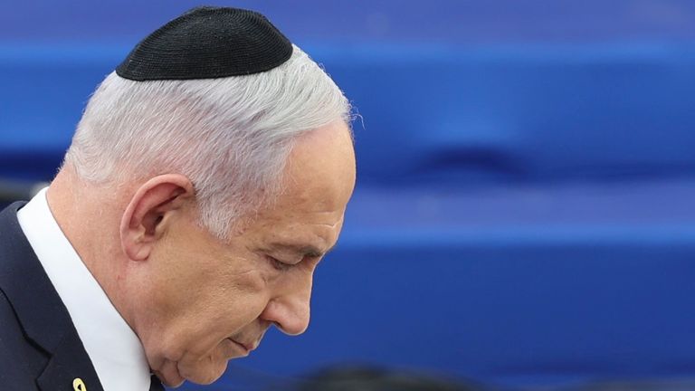 Perdana Menteri Israel Benjamin Netanyahu berbicara selama upacara tahunan menjelang Hari Peringatan Israel untuk tentara yang gugur (Yom HaZikaron) di Peringatan Yad LaBanim di Yerusalem pada hari Selasa, 29 April 2025.  (Abir Sultan/Foto Kolam renang melalui AP) 