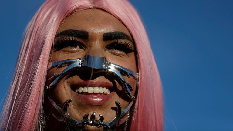 Seorang penggemar mengenakan masker wajah yang tidak biasa. Foto: AP