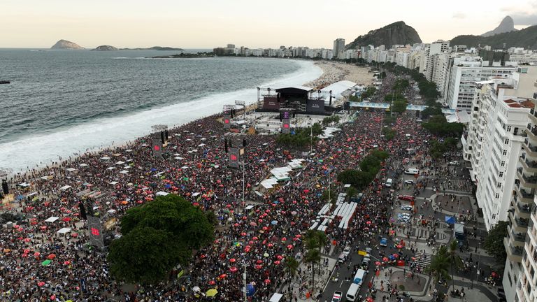 Pemandangan udara menunjukkan penggemar berkumpul di pantai Copacabana menjelang kedatangan Lady Gaga. Foto: Reuters