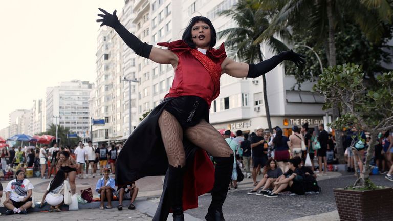Seorang kipas berpose. Foto: AP