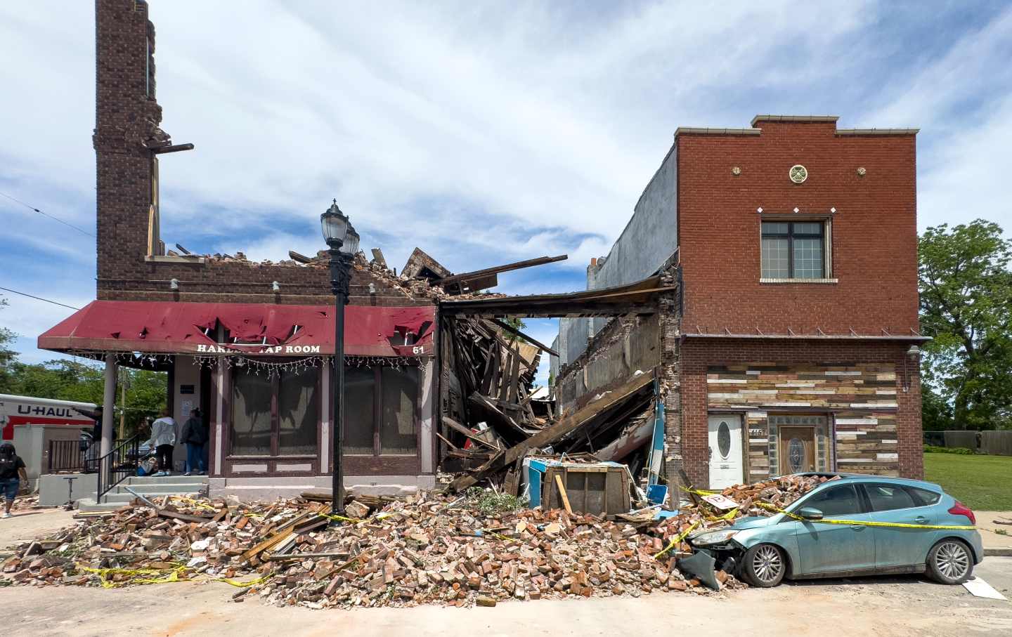 Tornado meratakan Harlem Tap Room, yang telah beroperasi sejak 1946, di Dr. Martin Luther King Drive di St. Louis.