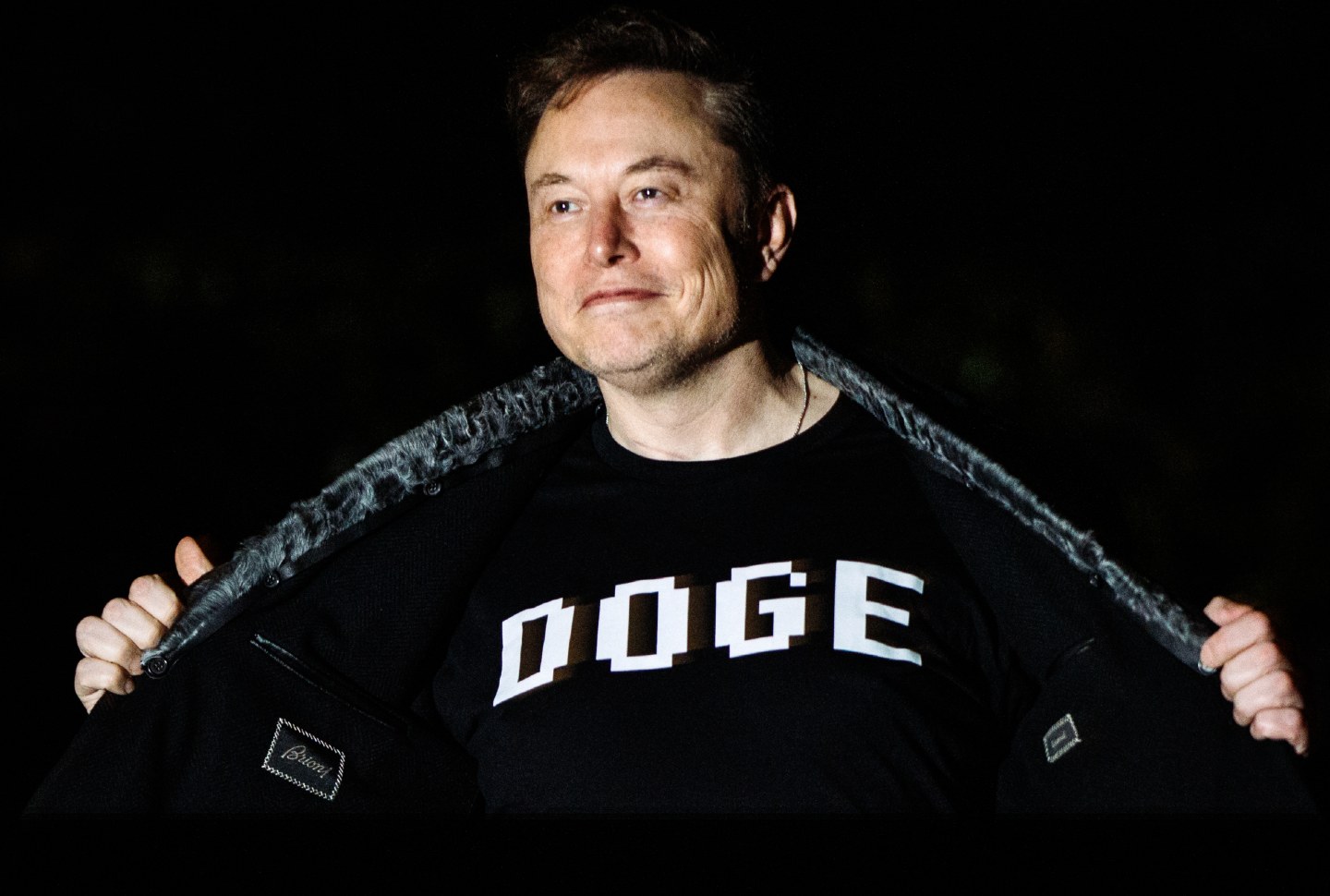 Elon Musk berjalan ke Gedung Putih setelah mendarat di Marine One di South Lawn pada 9 Maret 2025, di Washington, DC.