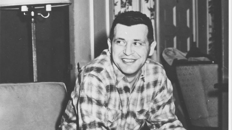 Pilot pesawat mata-mata U-2 Francis Gary Powers ditampilkan tiga jam setelah kembali ke Amerika Serikat di Washington, DC pada 11 Februari 1962. Powers dibebaskan oleh Rusia pada 10 Februari. (Foto AP)