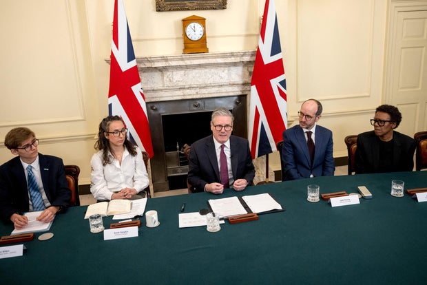 Perdana Menteri Keir Starmer Menyelenggarakan Meja Bundar Tentang Keselamatan Remaja Dengan Pembuat Serial Netflix 'Adolescence' 