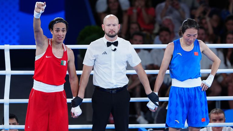 Imane Khelif dari Aljazair (kiri) merayakan kemenangan atas Liu Yang dari China di Olimpiade Paris 2024. Foto: PA.