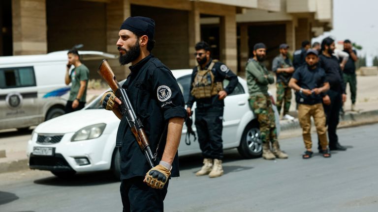 Pasukan keamanan Suriah di kota Druze Sahnaya pada hari Kamis. Foto: Reuters