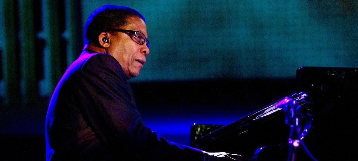 Pianis jazz pemenang beberapa Grammy Award dan Duta Niat Baik untuk Organisasi Pendidikan, Ilmu Pengetahuan, dan Kebudayaan PBB (UNESCO), Herbie Hancock, tampil di Konser Hari Jazz Internasional perdana di Markas Besar PBB. (2012) Pianis jazz pemenang beberapa Grammy Award dan Duta Niat Baik untuk Organisasi Pendidikan, Ilmu Pengetahuan, dan Kebudayaan PBB (UNESCO), Herbie Hancock, tampil di Konser Hari Jazz Internasional perdana di Markas Besar PBB. (2012)