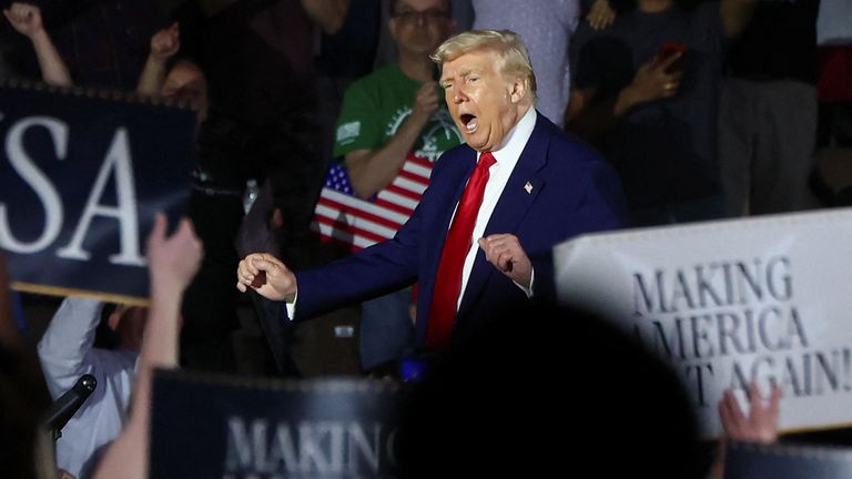 Donald Trump menari di akhir rapat umumnya. Foto: Reuters
