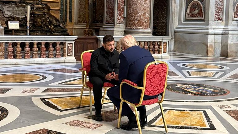 Dalam foto yang disediakan oleh Kantor Pers Kepresidenan Ukraina ini, Presiden Ukraina Volodymyr Zelenskyy, kiri, dan Presiden Donald Trump, berbicara saat mereka menghadiri pemakaman Paus Fransiskus di Vatikan, Sabtu, 26 April 2025. (Kantor Pers Kepresidenan Ukraina via AP)