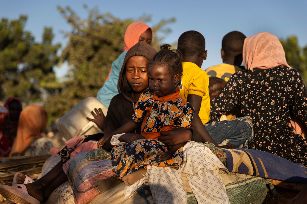 Pengungsi dari Sudan tiba di Adre di perbatasan dengan Chad. Pengungsi dari Sudan tiba di Adre di perbatasan dengan Chad.