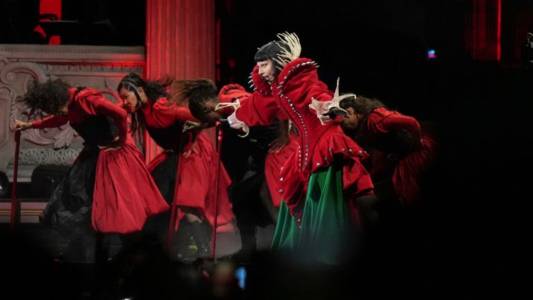 Lady Gaga tampil selama konser gratisnya di Pantai Copacabana di Rio de Janeiro, Sabtu, 3 Mei 2025. (AP Photo/Silvia Izquierdo)