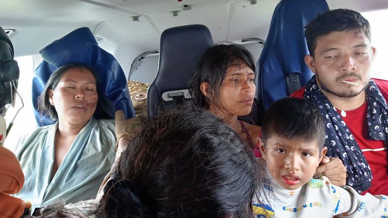 Kelima orang yang selamat diselamatkan. Foto: Wakil kementerian pertahanan sipil Bolivia