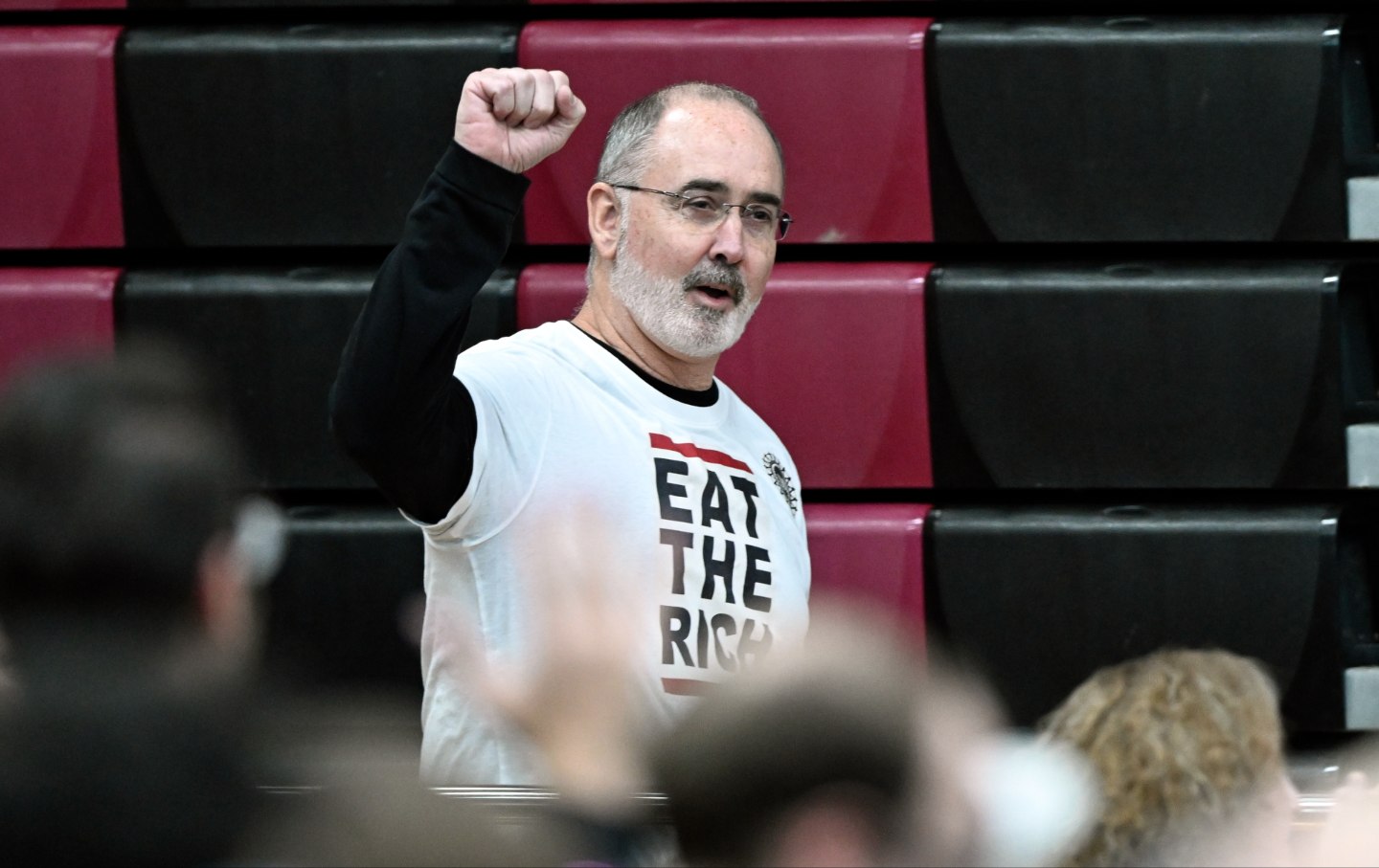 Presiden United Auto Workers Shawn Fain mengakui kerumunan, saat dia menuju ke panggung untuk memperkenalkan Senator Bernie Sanders, I-Vt., selama "Memerangi Oligarki: Ke Mana Kita Pergi Dari Sini" acara Sabtu, 8 Maret 2025, di Lincoln High School di Warren, Michigan.