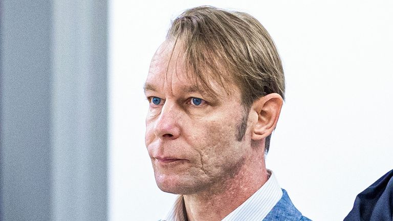 Seorang pria, yang merupakan tersangka hilangnya balita Inggris Madeleine McCann di Portugal, berdiri di samping pengacaranya Friedrich Fuelscher di persidangannya atas tuduhan pelecehan seksual yang tidak terkait di Braunschweig, Jerman, 2 Oktober 2024. Christian B., didakwa dengan tiga tuduhan pemerkosaan berat dan dua tuduhan pelecehan seksual terhadap anak-anak di Portugal antara Juni 2007 dan Desember 2000. Moritz Frankenberg/Pool via REUTERS