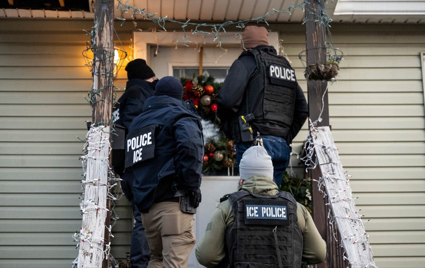 Agen Imigrasi dan Penegakan Bea Cukai AS (ICE) mengetuk pintu sebuah tempat tinggal selama operasi penegakan hukum yang ditargetkan multi-lembaga di Chicago, Illinois, AS, pada hari Minggu, 26 Januari 2025.