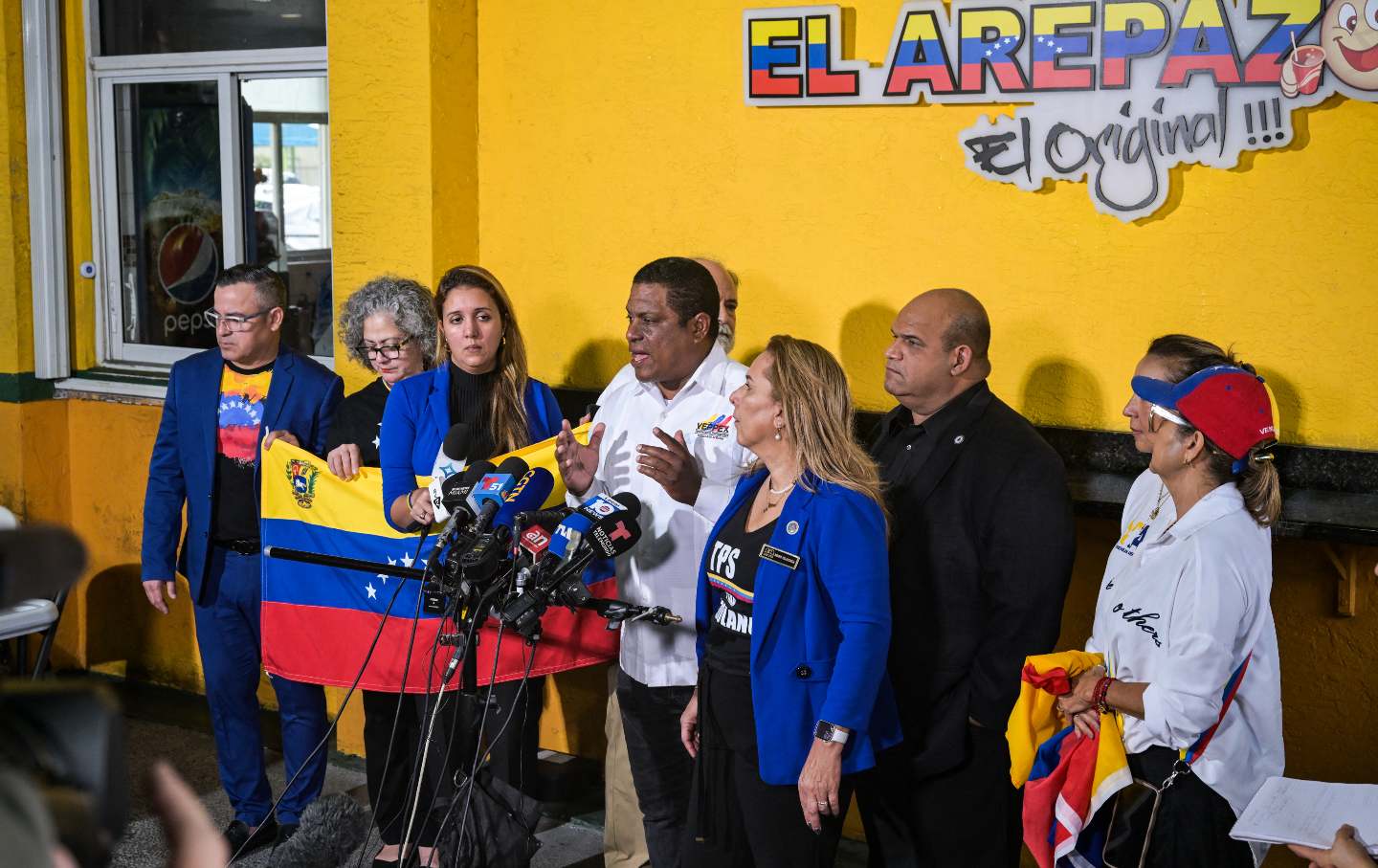 Para pemimpin masyarakat Venezuela berbicara kepada media saat mereka memprotes penangguhan Status Perlindungan Sementara di Doral, Florida, pada 3 Februari 2025.
