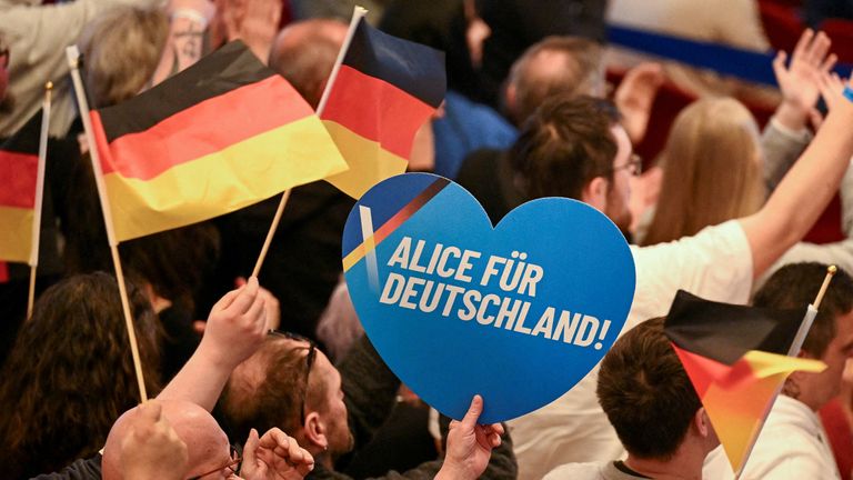Orang-orang menghadiri acara kampanye pemilihan Alternatif untuk Jerman (AfD) di Heidenheim. Foto: Reuters