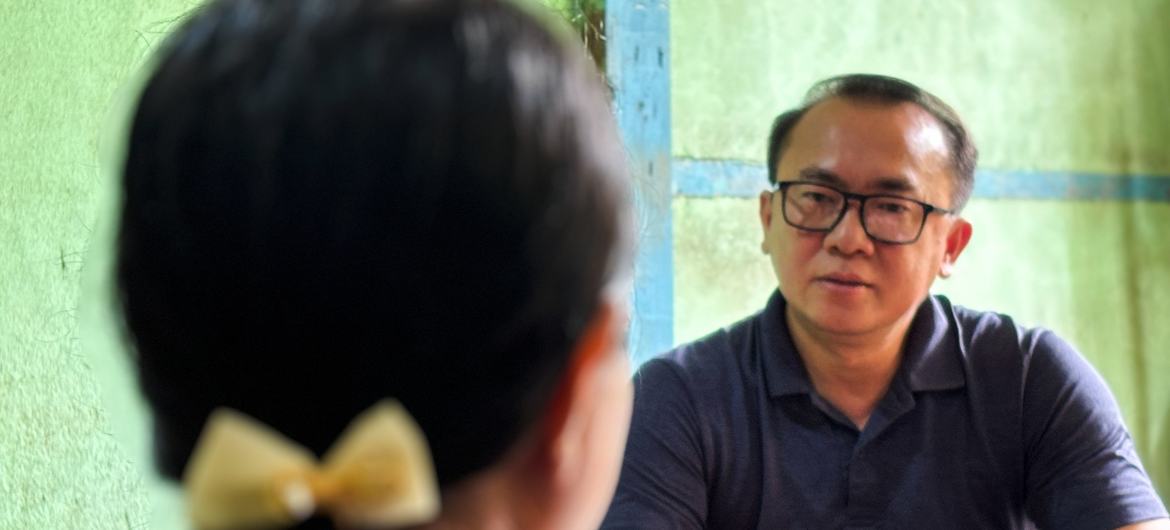 Thein Zaw Win, Analis Komunikasi dan Advokasi di Kantor UNFPA di Yangon, berbicara dengan seorang wanita yang terkena dampak gempa bumi baru-baru ini di Mandalay, Myanmar. Thein Zaw Win, Analis Komunikasi dan Advokasi di Kantor UNFPA di Yangon, berbicara dengan seorang wanita yang terkena dampak gempa bumi baru-baru ini di Mandalay, Myanmar.