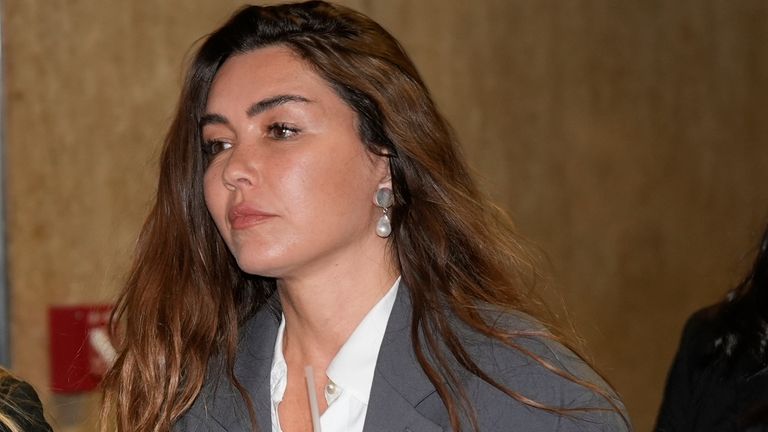 Miriam Haley, seorang penuduh yang bersaksi di persidangan pemerkosaan Harvey Weinstein, tiba di ruang sidang setelah istirahat di New York, Selasa, 29 April 2025. (AP Photo/Seth Wenig)