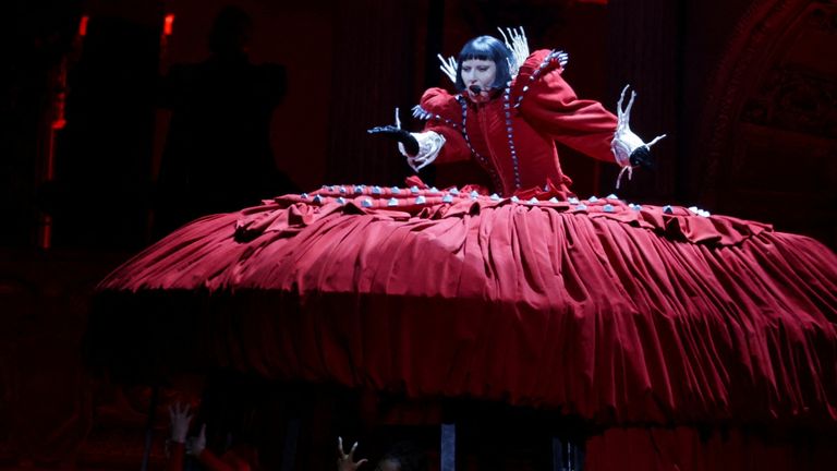 Lady Gaga tampil di konser terbuka besar. Foto: Reuters
