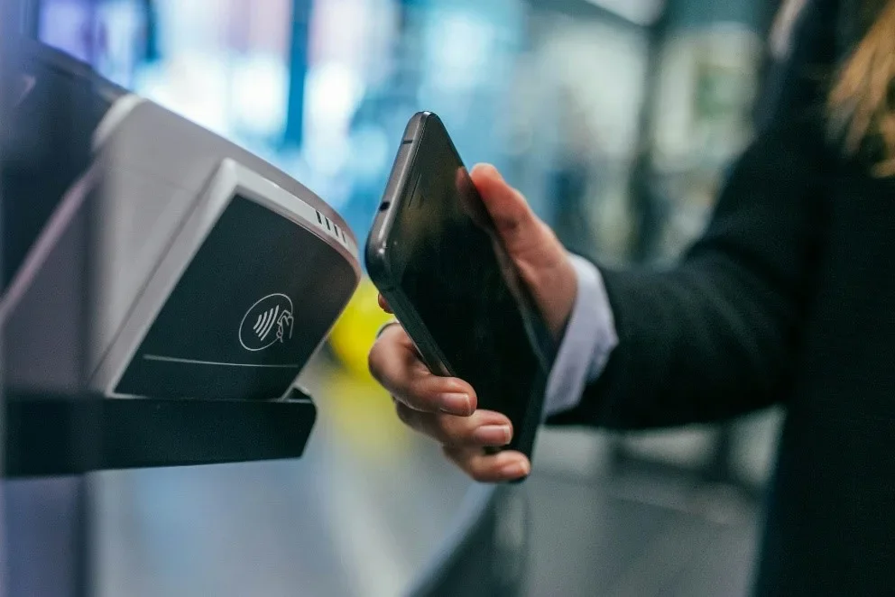 Pembayaran elektronik dengan telepon