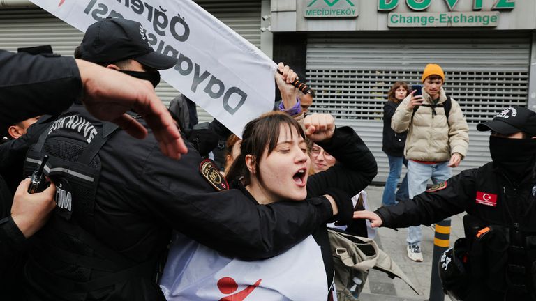 Para pengunjuk rasa bertengkar dengan polisi anti huru-hara saat mereka berusaha menentang larangan dan berbaris di Lapangan Taksim untuk merayakan May Day di Istanbul, Turki. Foto: Reuters